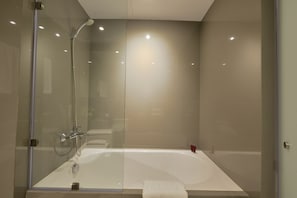 Deep-soaking bathtub