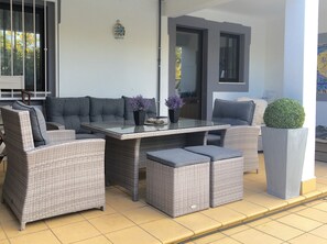 New outdoor dining set, by the poolside bar
