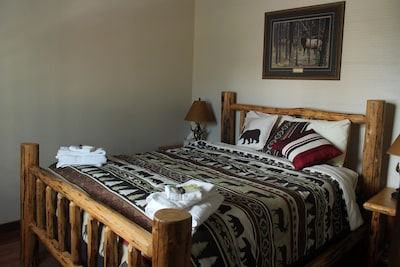 2 Bedroom Cabin, Sleeps 4, 2 Minutes From West Glacier