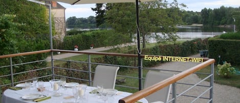 Terrasse plein sud. Vue sur Loire