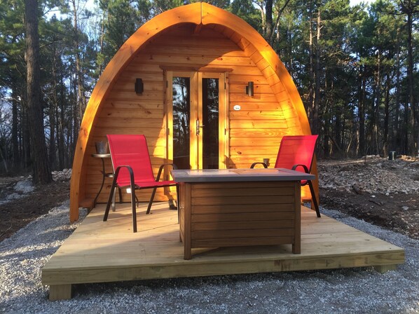 Glamping Pod with private bathroom just steps away