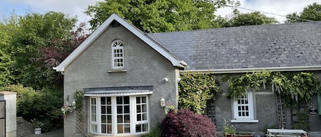 A warm welcome awaits you at Robin Cottage