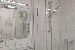 Ferienwohnung Talstüberl mit separatem Schlafzimmer und Terrasse 34 qm-Badezimmer Dusche/WC