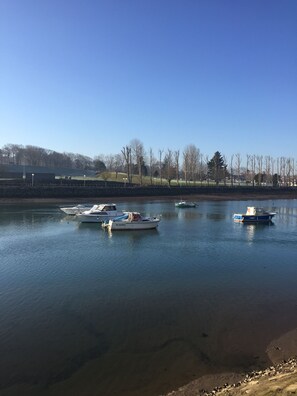 La Nivelle vue de la promenade qui mène au port, au centre et à la plage. 