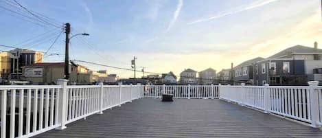 Shared balcony good for laying out , dining, Watching sunset , cocktails🍸🥃🍺