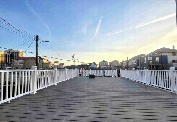 Shared balcony good for laying out , dining, Watching sunset , cocktails🍸🥃🍺