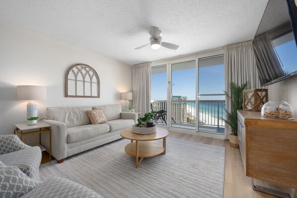 Enjoy your favorite refreshments on the balcony. 