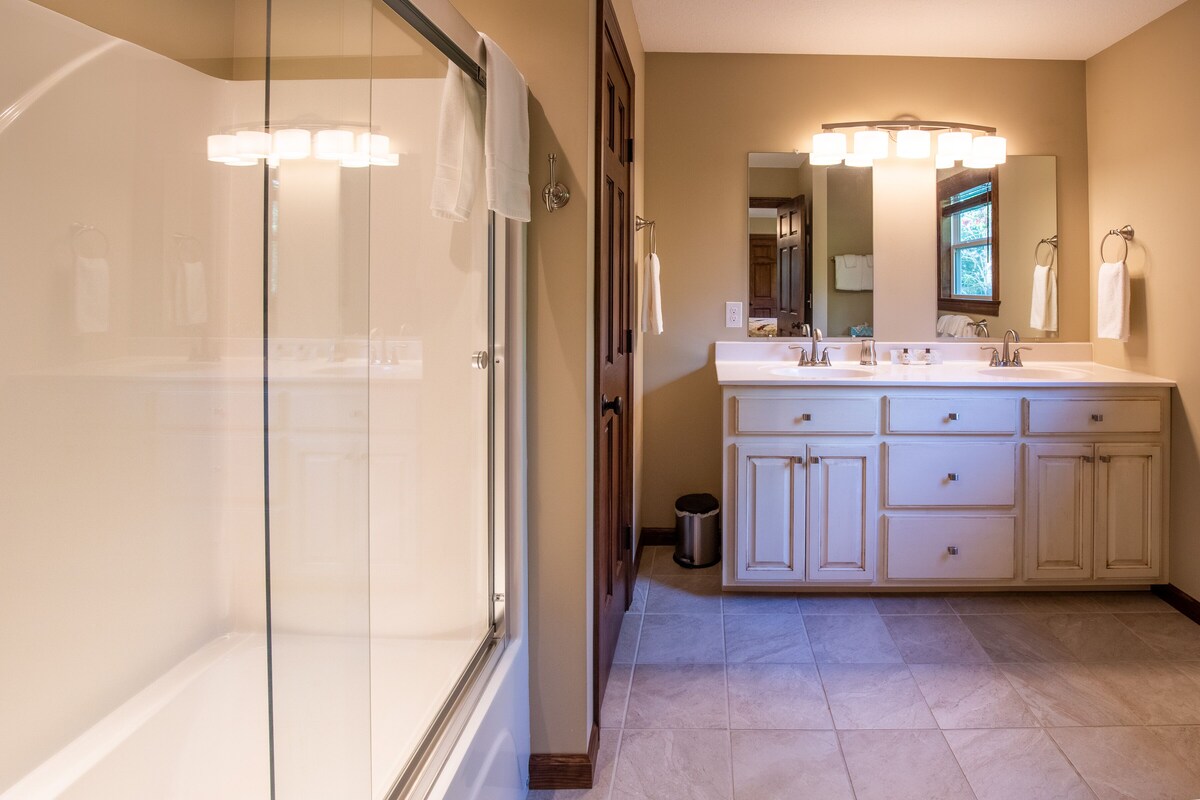 Rainbow Run- Luxury Home in River Community, Fire Pit, Great Fishing!