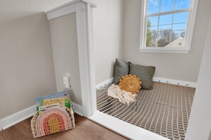 The cargo net left in between both guest rooms.