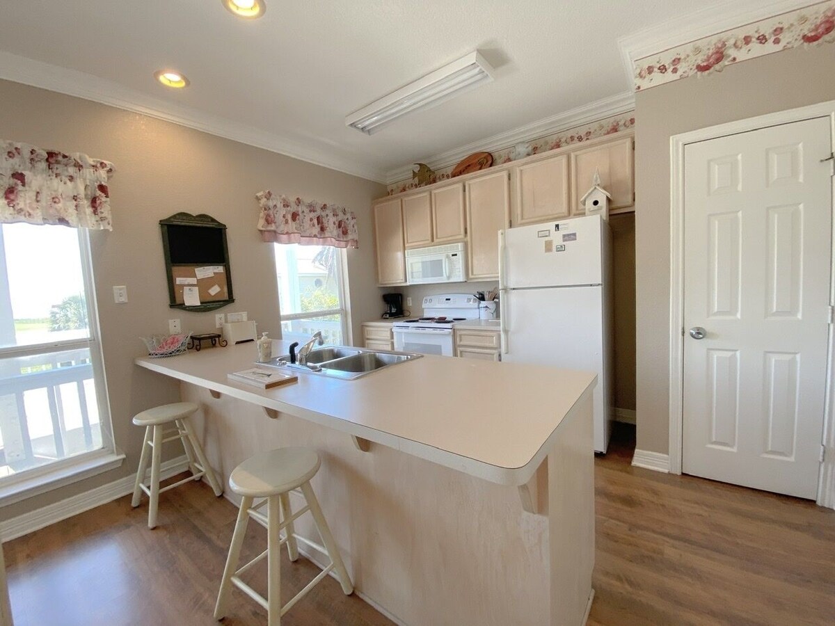 CABANA CHE – Amazing views of the Gulf, large 2 bedroom, great rates!