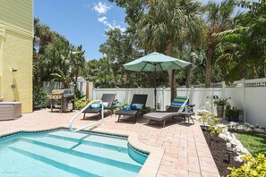 Outdoor shower & BBQ!  Everything you need to enjoy your beach vacation here at the Blue Mermaid!