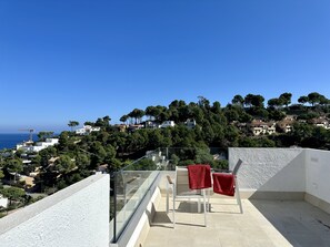 Villa  500 mts to  beach, with sea views,  pool , A/C and wifi. 9 people. 