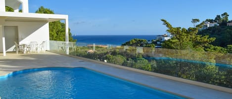 Villa  500 mts to  beach, with sea views,  pool , A/C and wifi. 9 people. 