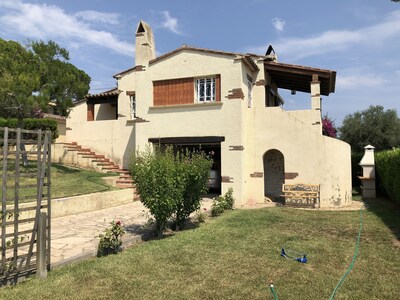 amigable para los niños, muy tranquilo, ubicación en la ladera, gran piscina, conexión Wi-Fi