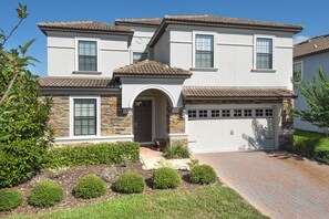This beautiful 8 bed villa has an amazing location near the clubhouse