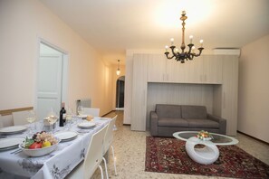 The livingroom with sofabed and dining table