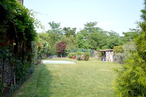 Das Haus hat Blick auf den Garten