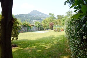 Schaukelstuhl mit Blick auf den Garten