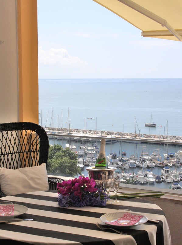 alfresco dining all year round with warm climate