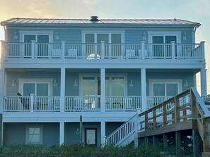 Multi-level open & airy deckwork for a whole family to enjoy
