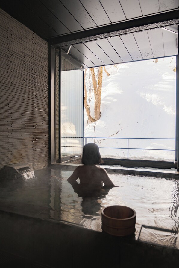 Deep soaking bathtub