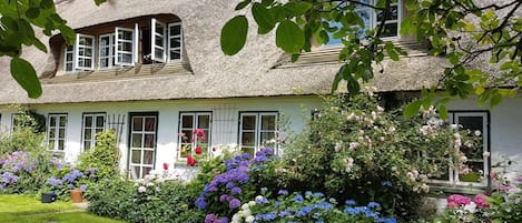 Ferienhof SONDERBYGAARD: Haustür zur GAUBEN-Wohnung auf der Gartenseite 