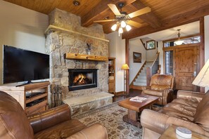 Beautiful Hill Country Great Room, leather furniture, & 200 channel satellite TV