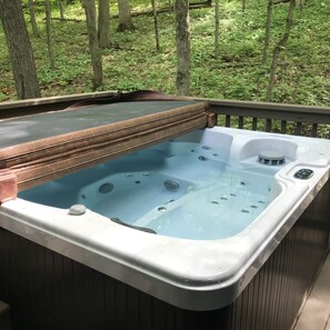 Outdoor Hot Tub w/ Private Setting