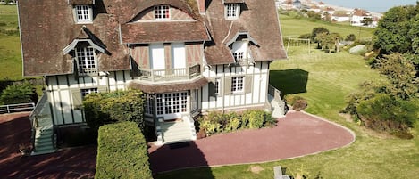 La maison et la vue vers la Mer. Le jardin sur la droite vous est privatif.