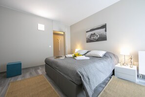 Chambre à coucher avec un lit double et une armoire