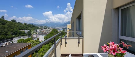 Privé balkon met een eethoek met uitzicht op het Lugano meer