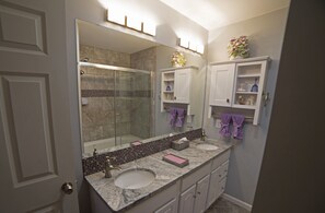 Wisteria bathroom 
