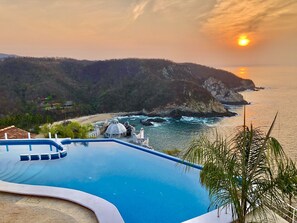 Come and enjoy Zipolite beach and 9 nearby beaches.
