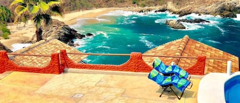 Come and enjoy Zipolite beach and 9 nearby beaches.