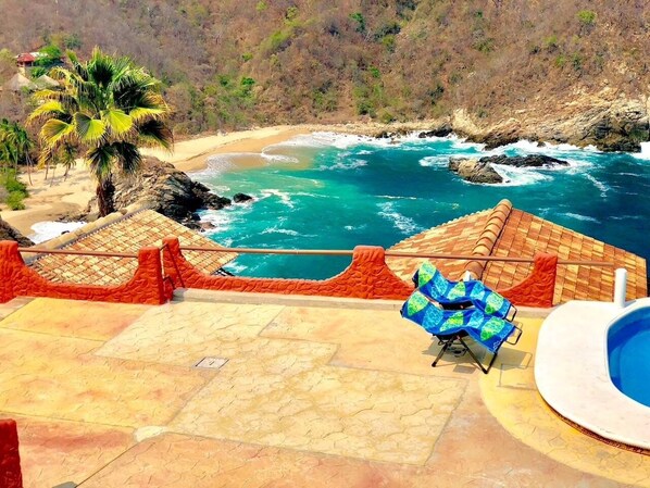 Come and enjoy Zipolite beach and 9 nearby beaches.
