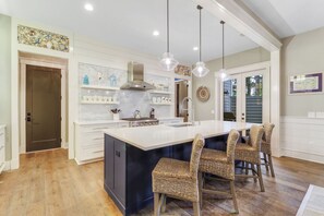 20 Stoney Creek - Updated Fully Equipped Kitchen