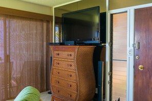 Sealodge G4 | Sealodge Kauai condos 4 - Sealodge G4 | Sealodge Kauai condos | Unwind and watch a movie in the living room area