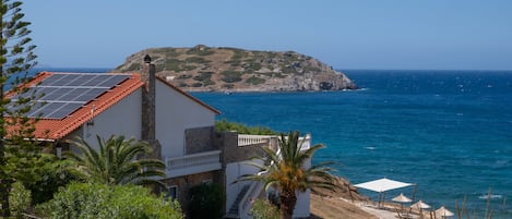 Blick von  Terasse auf Privatstrand mit Meerzugang /Baden direkt im Mittelmeer