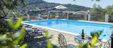 Villa Olive Tree, immersa nella natura. Piscina privata per 12 persone. 