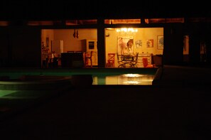 Le pool house la nuit