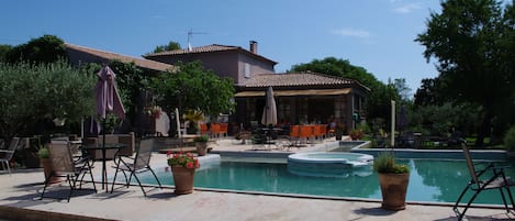 La maison vue du pool house