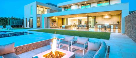 Gorgeous built-in poolside firepit w/ loungers (trampoline no longer available)