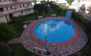 Vista desde la terraza. Piscina comunitaria.