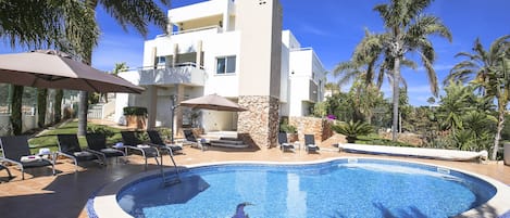 Pool Sonnen bereich- Enneking Premium Rentals