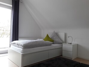 Einzelbett (90x200) im Doppelschlafzimmer 