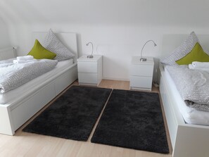 Doppelzimmer 1 mit zwei Einzelbetten (je 90x200)