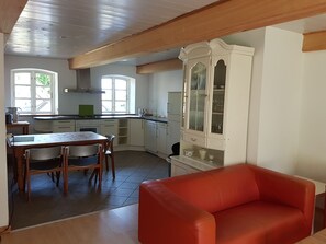 Ferienhof KRONBORG, GARTEN-Wohnung: offener Wohnraum mit Küche und Esstisch