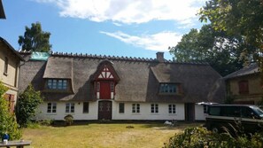 Ferienhof KRONBORG:
Haupthaus mit GARTEN-Wohnung, rechts Eingangstür