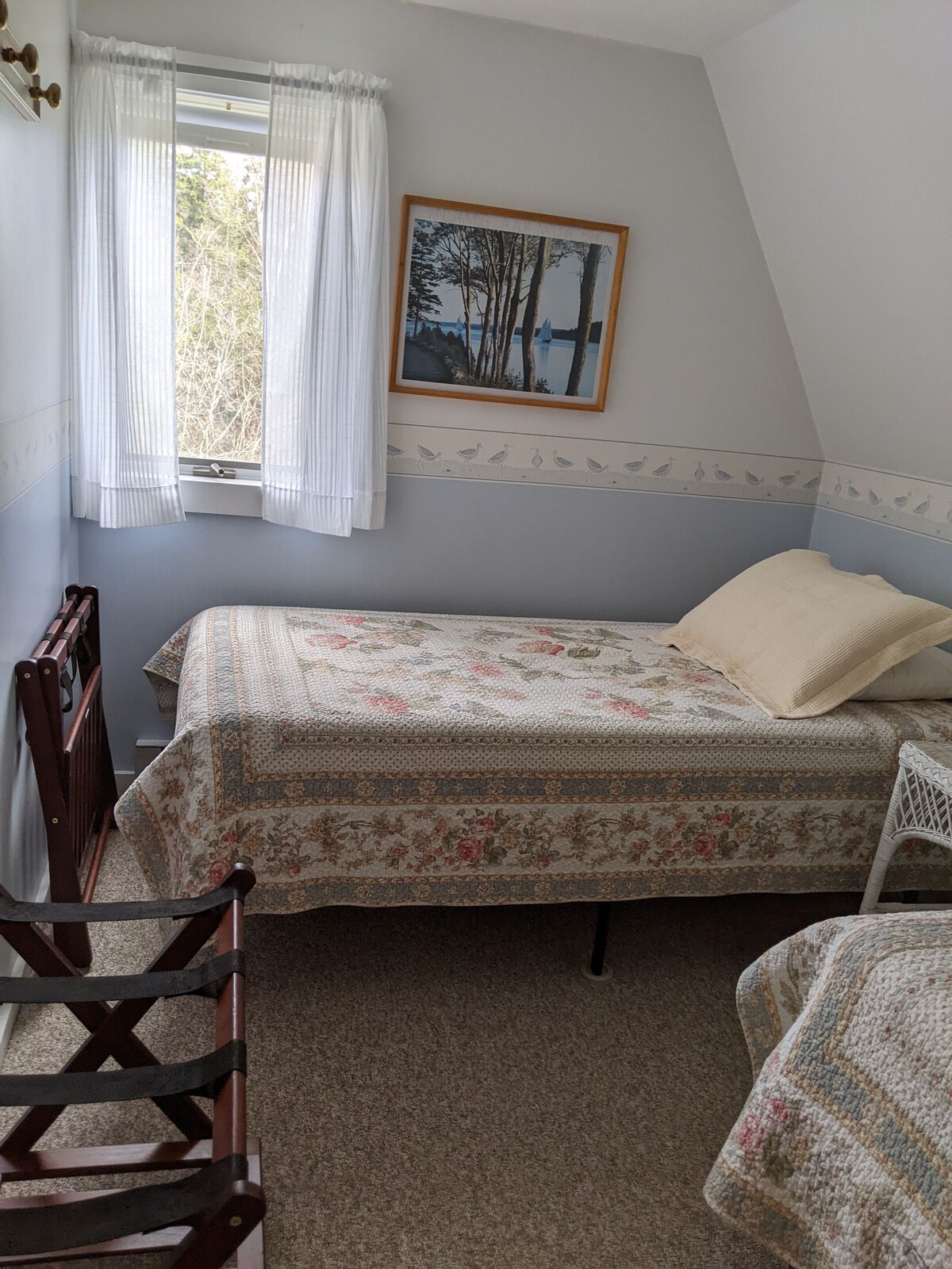 Aldernest Loft – Acadia Park/Mount Desert Island -walk across lawn down to shore