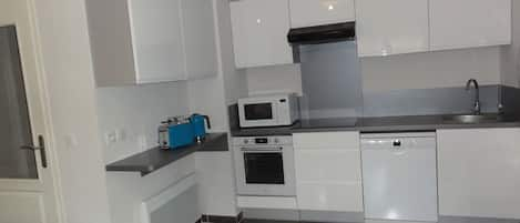 Fitted kitchen: dishwasher, electric oven, etc.